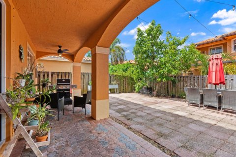 Villa ou maison à vendre à Miami, Floride: 5 chambres, 303.51 m2 № 2276860 - photo 10