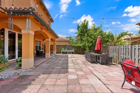 Villa ou maison à vendre à Miami, Floride: 5 chambres, 303.51 m2 № 2276860 - photo 9