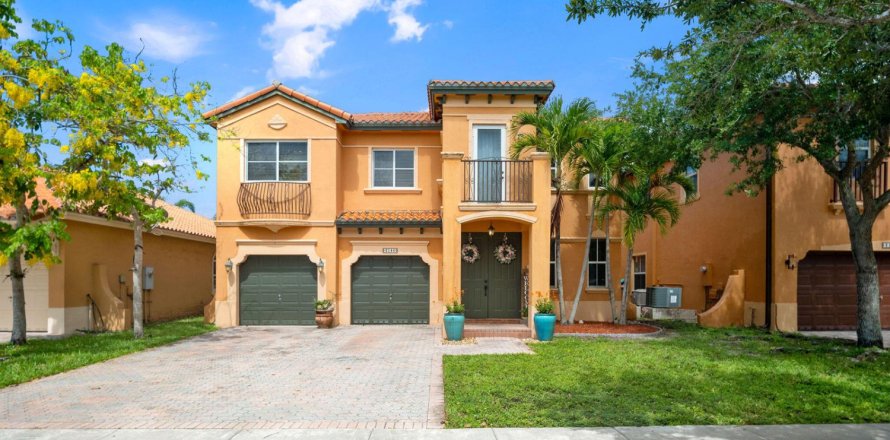 Villa ou maison à Miami, Floride 5 chambres, 303.51 m2 № 2276860