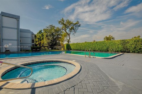 Condominio en venta en Tamarac, Florida, 2 dormitorios, 95.22 m2 № 1779672 - foto 1