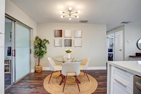 House in Sunrise, Florida 3 bedrooms, 102.47 sq.m. № 2046852 - photo 9