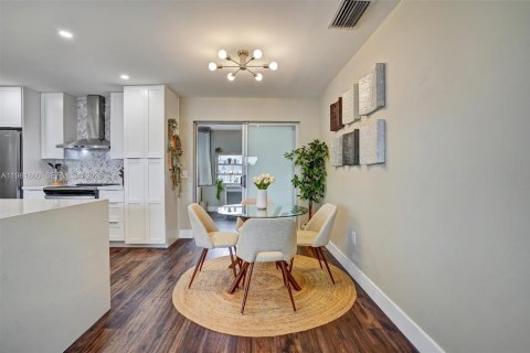 House in Sunrise, Florida 3 bedrooms, 102.47 sq.m. № 2046852 - photo 8