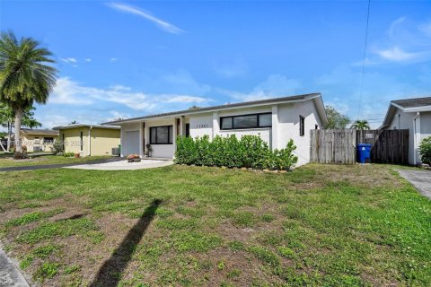 House in Sunrise, Florida 3 bedrooms, 102.47 sq.m. № 2046852 - photo 23