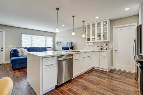 House in Sunrise, Florida 3 bedrooms, 102.47 sq.m. № 2046852 - photo 6