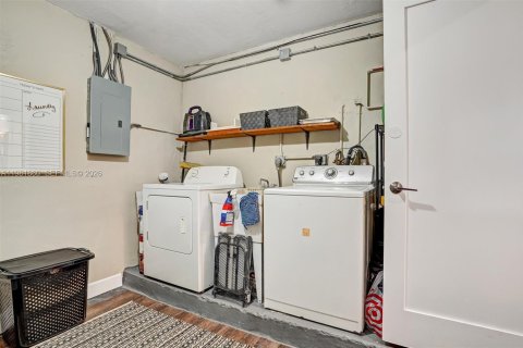 House in Sunrise, Florida 3 bedrooms, 102.47 sq.m. № 2046852 - photo 17