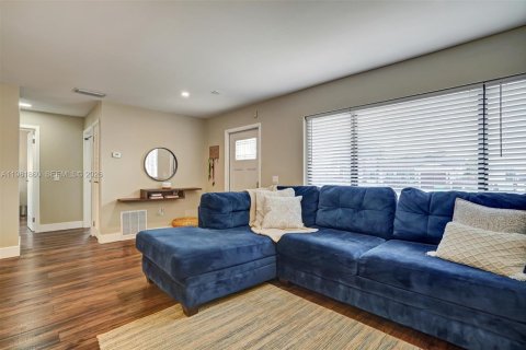 House in Sunrise, Florida 3 bedrooms, 102.47 sq.m. № 2046852 - photo 3