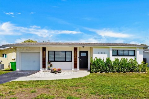 House in Sunrise, Florida 3 bedrooms, 102.47 sq.m. № 2046852 - photo 1