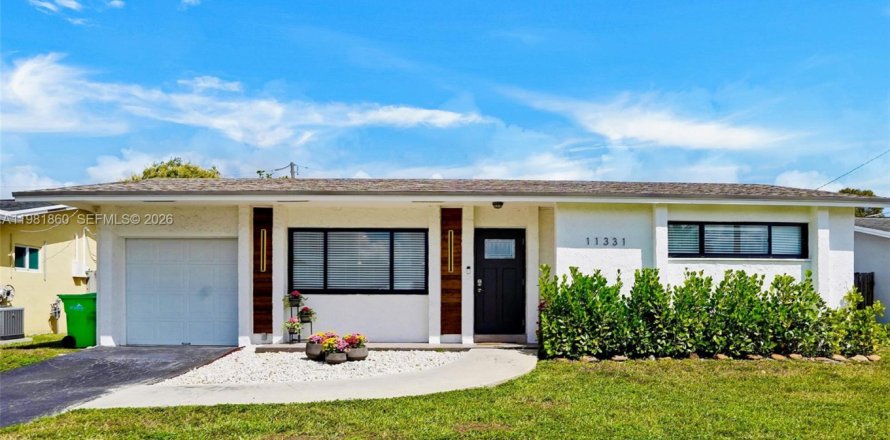 House in Sunrise, Florida 3 bedrooms, 102.47 sq.m. № 2046852