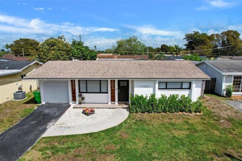 House in Sunrise, Florida 3 bedrooms, 102.47 sq.m. № 2046852 - photo 22