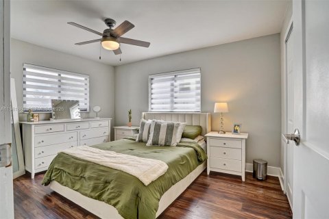 House in Sunrise, Florida 3 bedrooms, 102.47 sq.m. № 2046852 - photo 11