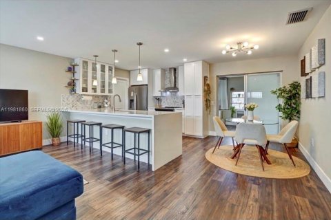 House in Sunrise, Florida 3 bedrooms, 102.47 sq.m. № 2046852 - photo 13