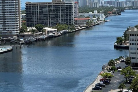 Condo in Hallandale Beach, Florida, 2 bedrooms  № 1710122 - photo 3