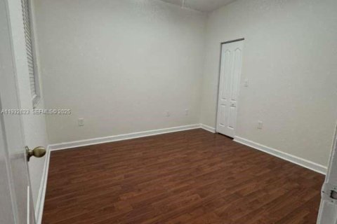 Снять в аренду таунхаус в Майами, Флорида 3 спальни, 146.97м2, № 1991567 - фото 13