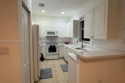 Снять в аренду таунхаус в Майами, Флорида 3 спальни, 146.97м2, № 1991567 - фото 6