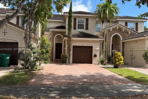 Снять в аренду таунхаус в Майами, Флорида 3 спальни, 146.97м2, № 1991567 - фото 2