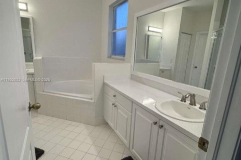 Снять в аренду таунхаус в Майами, Флорида 3 спальни, 146.97м2, № 1991567 - фото 14