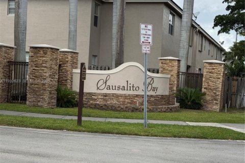 Снять в аренду таунхаус в Майами, Флорида 3 спальни, 146.97м2, № 1991567 - фото 3