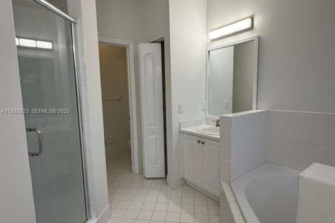 Снять в аренду таунхаус в Майами, Флорида 3 спальни, 146.97м2, № 1991567 - фото 15