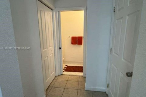 Снять в аренду таунхаус в Майами, Флорида 3 спальни, 146.97м2, № 1991567 - фото 7