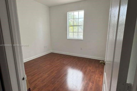 Снять в аренду таунхаус в Майами, Флорида 3 спальни, 146.97м2, № 1991567 - фото 11