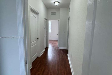 Снять в аренду таунхаус в Майами, Флорида 3 спальни, 146.97м2, № 1991567 - фото 12