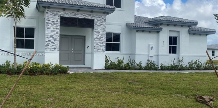 House in Miami, Florida 5 bedrooms, 322.19 sq.m. № 2042104