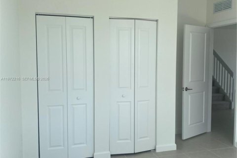 House in Miami, Florida 5 bedrooms, 322.19 sq.m. № 2042104 - photo 5