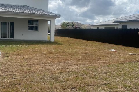 House in Miami, Florida 5 bedrooms, 322.19 sq.m. № 2042104 - photo 12