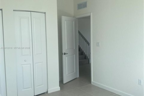 House in Miami, Florida 5 bedrooms, 322.19 sq.m. № 2042104 - photo 4