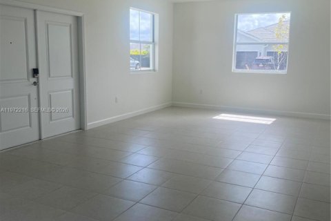 House in Miami, Florida 5 bedrooms, 322.19 sq.m. № 2042104 - photo 2