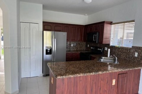 Casa en alquiler en Miami Lakes, Florida, 3 dormitorios, 1.49 m2 № 2042514 - foto 2