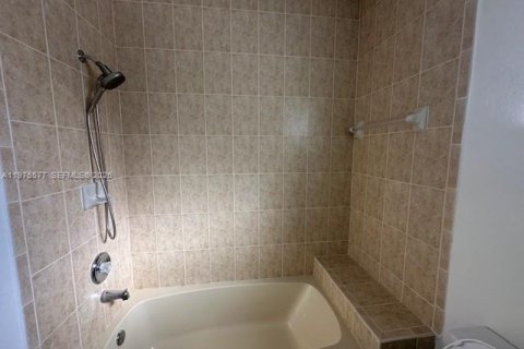 Casa en alquiler en Miami Lakes, Florida, 3 dormitorios, 1.49 m2 № 2042514 - foto 5