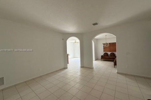 Casa en alquiler en Miami Lakes, Florida, 3 dormitorios, 1.49 m2 № 2042514 - foto 12