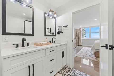 Condo in Riviera Beach, Florida, 2 bedrooms № 2392029 - photo 17