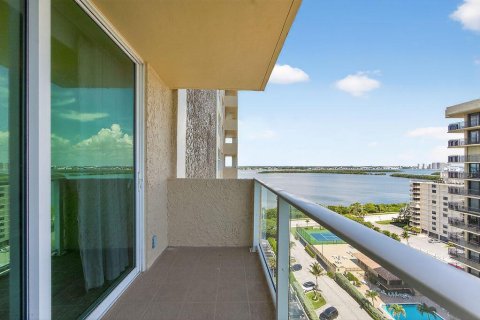 Condo in Riviera Beach, Florida, 2 bedrooms № 2392029 - photo 30