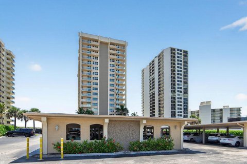 Condo in Riviera Beach, Florida, 2 bedrooms № 2392029 - photo 26