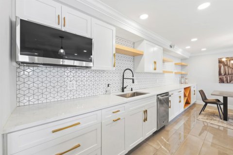 Condo in Riviera Beach, Florida, 2 bedrooms № 2392029 - photo 7