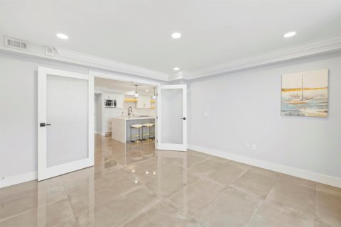 Condo in Riviera Beach, Florida, 2 bedrooms № 2392029 - photo 19