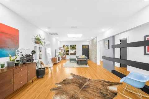 House in Coral Gables, Florida 3 bedrooms, 158.03 sq.m. № 1695659 - photo 12