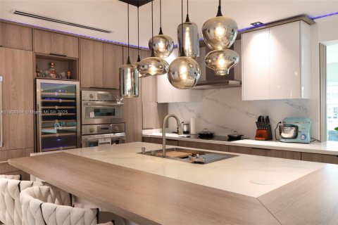 Casa en alquiler en Pompano Beach, Florida, 4 dormitorios, 218.32 m2 № 1966055 - foto 2