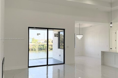 House in Cape Coral, Florida 3 bedrooms, 161.56 sq.m. № 1487413 - photo 18