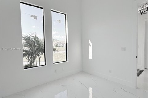 House in Cape Coral, Florida 3 bedrooms, 161.56 sq.m. № 1487413 - photo 5