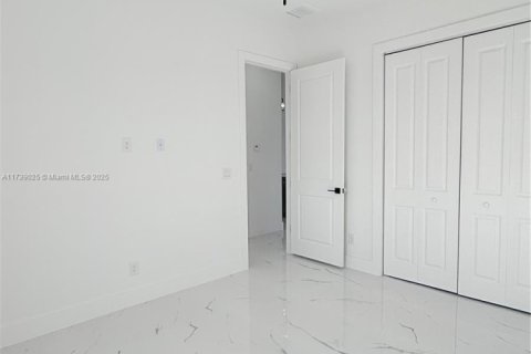 House in Cape Coral, Florida 3 bedrooms, 161.56 sq.m. № 1487413 - photo 2