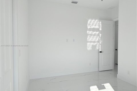 House in Cape Coral, Florida 3 bedrooms, 161.56 sq.m. № 1487413 - photo 3