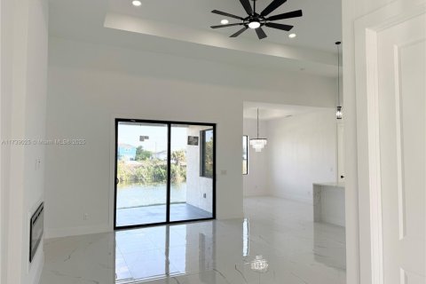 House in Cape Coral, Florida 3 bedrooms, 161.56 sq.m. № 1487413 - photo 1