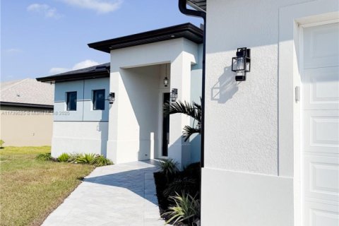 House in Cape Coral, Florida 3 bedrooms, 161.56 sq.m. № 1487413 - photo 14