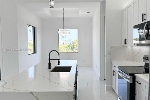 House in Cape Coral, Florida 3 bedrooms, 161.56 sq.m. № 1487413 - photo 22