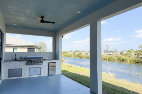House in Cape Coral, Florida 3 bedrooms, 161.56 sq.m. № 1487413 - photo 17