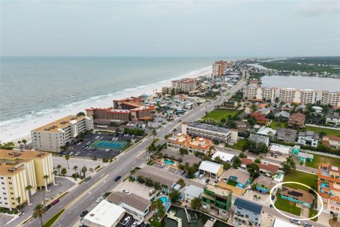 House in Redington Shores, Florida 3 bedrooms, 102.75 sq.m. № 2277203