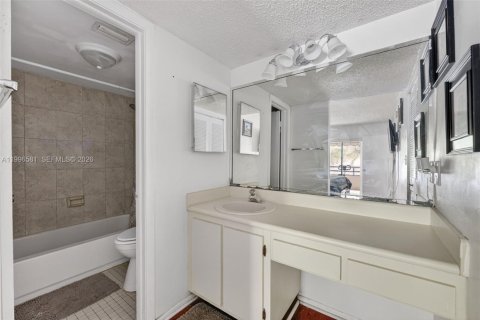 Condo in Miami, Florida, 2 bedrooms  № 2068934 - photo 12